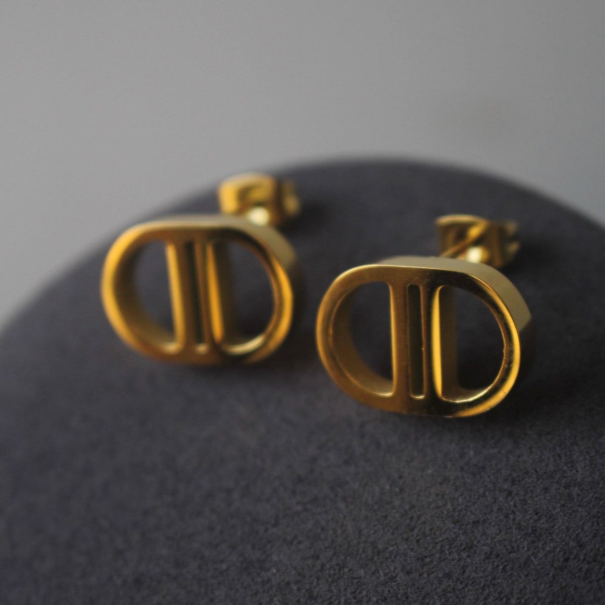 Aureum Studs.