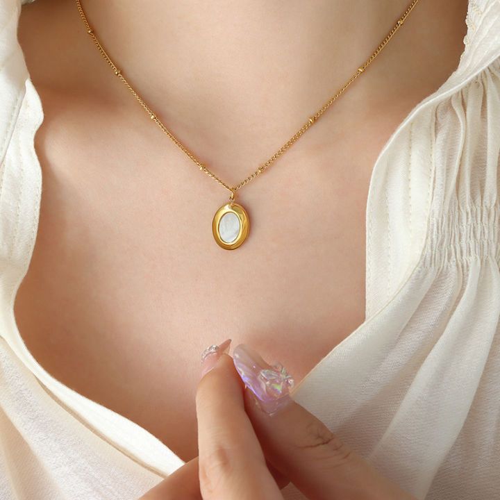 Oval Necklace.